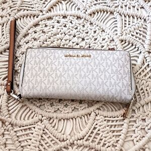 Michael Kors Jet Setter Wallet